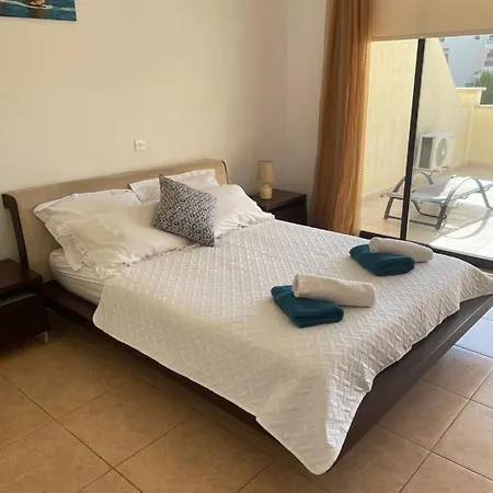 Pool Side 2 Bedroom Queens Gardens Complex Appartement