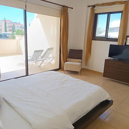 Pool Side 2 Bedroom Queens Gardens Complex Appartement Paphos