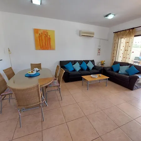 Appartement Pool Side 2 Bedroom Queens Gardens Complex